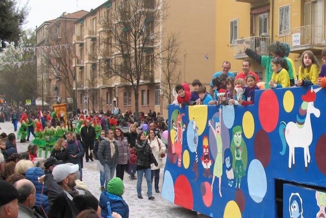 Sfilata di 700 alunni al Carnevale di San Lazzaro